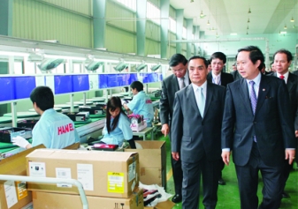 Thủ tướng Lào đến thăm dây chuyền sản xuất hàng điện tử của Công ty Hanel 